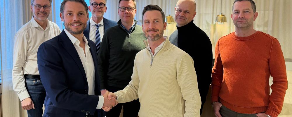 I förgrunden Jonas Jonsson, vd ByggVesta och Jacob Karlsson, vd K-fastigheter Övriga från vänster: Jonas Granström (ByggVesta), Niclas Bagler (K-fast), Magnus Persson (K-fast), Marcus Svensson (ByggVesta) och Bill Ögren (ByggVesta). Pressbild: Byggvesta