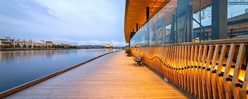 Trevlig "vänthall". Belysningen från Drammen järnvägstation på Jernbanekaia. Foto: Hans-Magnus Bjølgerud, Norconsult