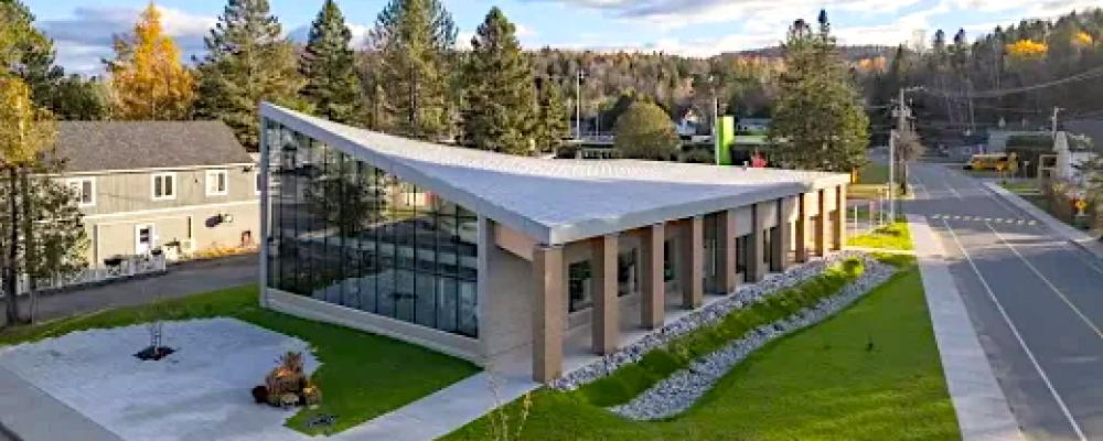 Monica C. Gratton Library i Saint-Adolphe-d’Howard i Québec ritades av Perrault Architecture och inspirerades av landskapet i Laurentiderna. Foto: Raphaël Thibodeau