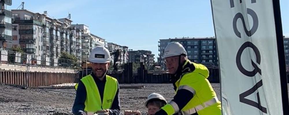 Erik Pelling Magnus Andersson och ung kund. Pressbild: Besqab