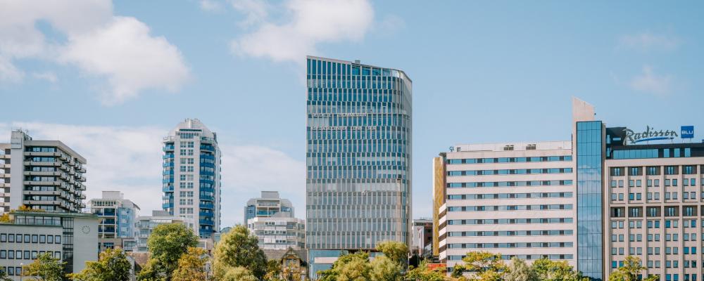K8 reser sig som ett nytt landmärke i centrala Stavanger. Med 16 våningar och en framträdande glasfasad ger byggnaden kvarteret en ny identitet – utvecklad med hänsyn till både omgivning, skala och stadsliv.

Foto: Schmidt Hammer Lassen, Jack Dempster & Staticus