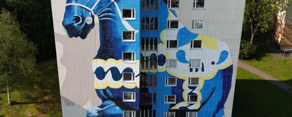 Shai Dahan är känd för sina stora målningar av dalahästar och står bakom muralmålningen av världens största dalahäst i Partille, målad med färg från Flügger. Foto: Flügger