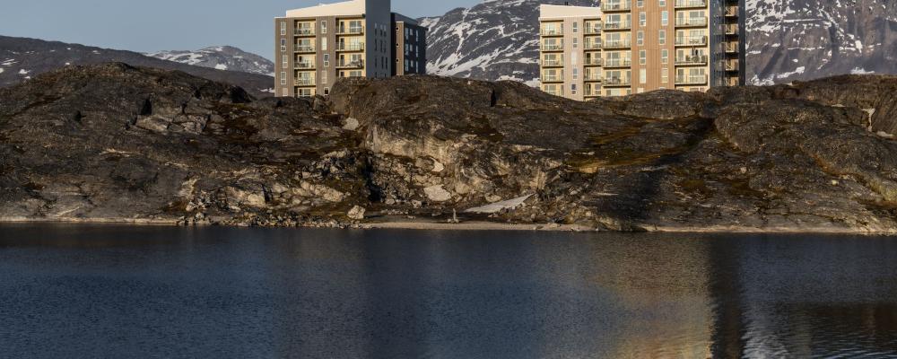 Från bostäderna kan man se ut över sjön Qallussuaq och mot sydost det ikoniska fjället Ukkusissat. Bildrättigheter: Rockpanel