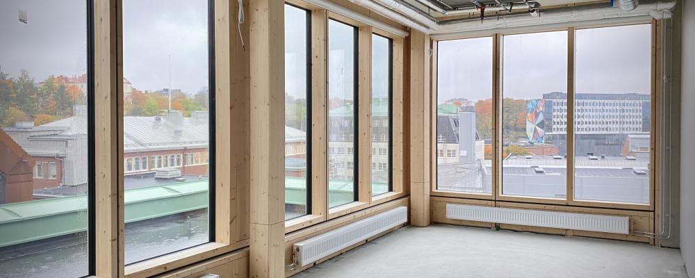 Ett av Staticus viktigaste utvecklingsområden är det träbaserade hybridfasadsystemet HUF, ett innovativt alternativ till traditionella aluminiumfasader, som bland annat har använts vid Textiltorget i Stockholm.