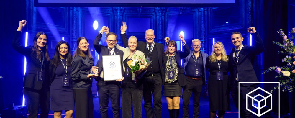 Teamet på Einar Mattsson som tillsammans vann Kundkristallen för Brandkontorets lokaler. Brandkontorets vd Jesper Andersson håller i diplomet. Foto: Aktiv Bo