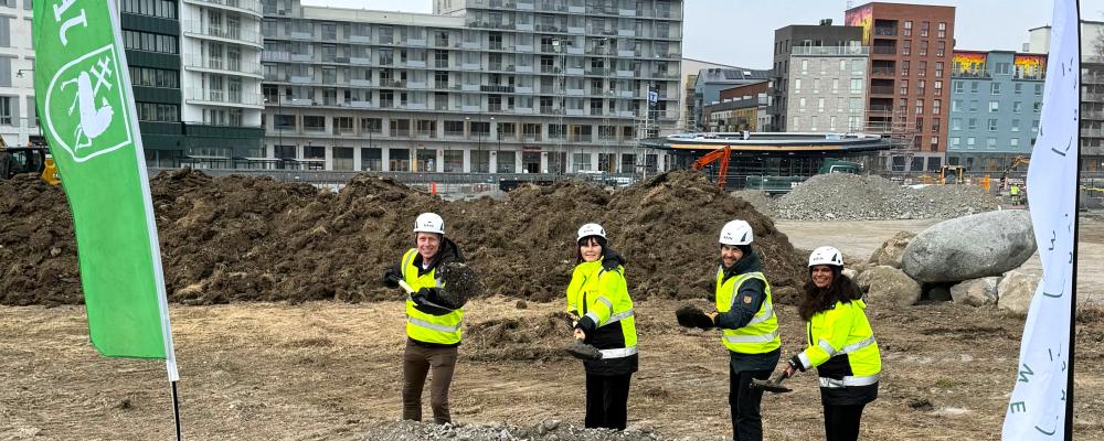 Anders Whass från Reliwe, Eva Ullberg från Järfälla kommun, Johan Proos från Reliwe och Emma Feldman från Järfälla kommun tar första spadtaget på kvarteret Barkarbyporten i Barkarbystaden. Foto: Consto