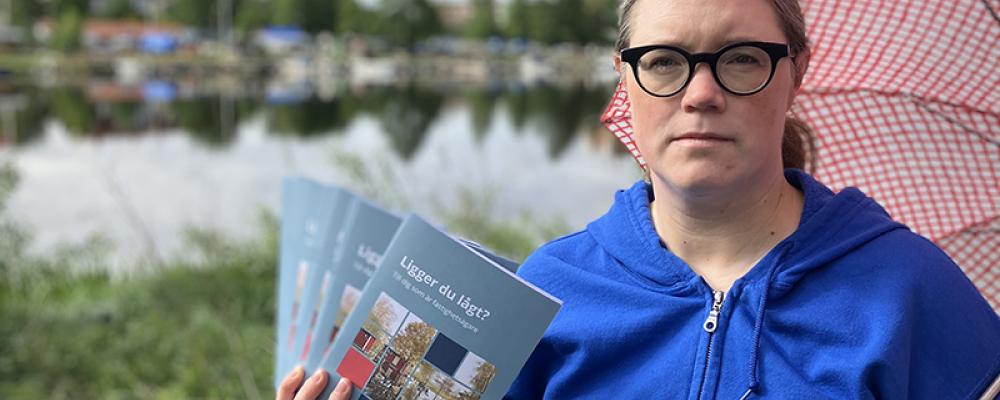 Hanna Billmayer med broschyrer i handen. Foto: Halmstad kommun