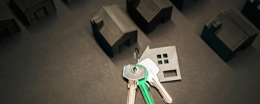 Bild på miniatyrhus och nycklar. Bild: Jakub Żerdzicki / Unsplash