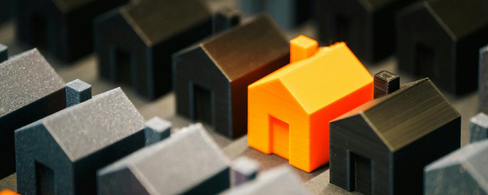 Småhus i plast. Foto: Jakub Żerdzicki Unsplash