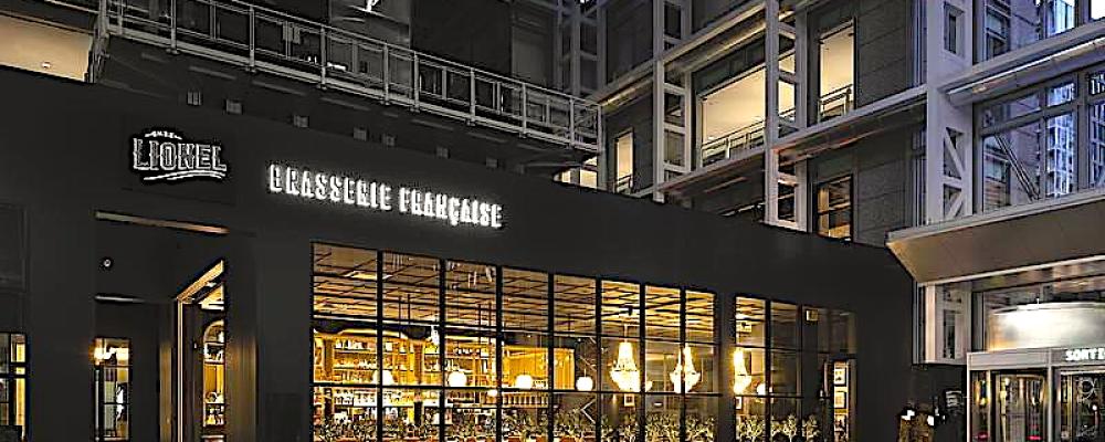 Projektet gäller en restaurang i Montréal och är inte kopplat till någon större kedjeexpansion globalt. Fokus ligger på arkitektonisk ombyggnad snarare än nyetablering av konceptet i sig. Obs! Det finns fler bilder av interiören i slutet av artikeln. Foto: Maxime Brouillet