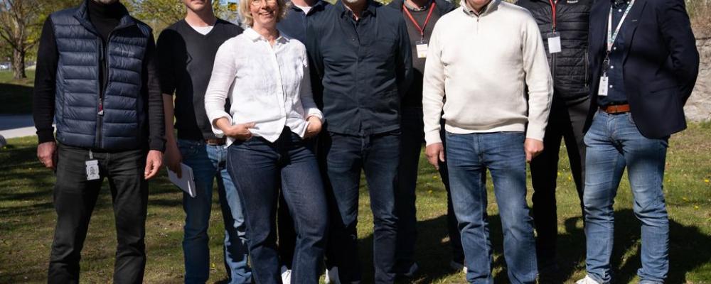 På bilden ser du från vänster till höger: Tomas Löfgren Löfgren, projektledare, GotlandsHem, Andreas Sandsjö, biträdande arbetschef, Peab, Anna Hegart, affärsutvecklare, GotlandsHem, Pontus Back, gruppchef, teknisk förvaltning, Kim Tornell, byggprojektchef, GotlandsHem, Magnus Frid, entreprenadingenjör, Peab, Joakim Martell, vd, GotlandsHem, Markus Molin, platschef, Peab och Patrik Lindkvist, arbetschef, Peab. GotlandsHem