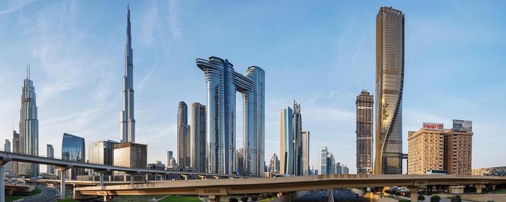 Wasl Tower (högsta byggnaden till höger) i centrala Dubai med keramisk fasad som ska minska värmebelastningen. Obs! Det finns fler bilder av interiören i slutet av artikeln. Foto: ©Johnseye Photography