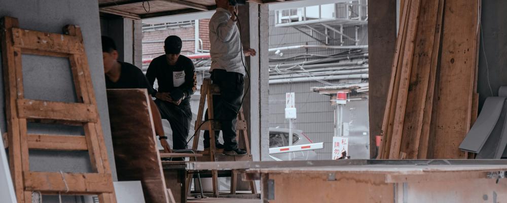 Bland annat föreslås det att tillbyggnader upp till 30 kvadratmeter blir lovfria och får uppföras för alla typer av byggnader, även flerbostadshus och andra byggnader. Foto: H&CO/Unsplash