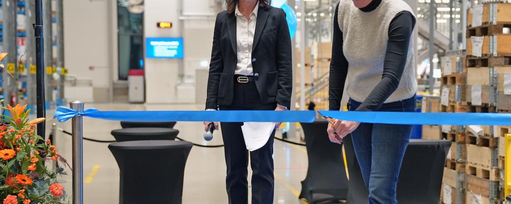 Invigning Pernilla Öhlin Global Logistics Manager och Annelie Petersson Warehouse Manager. Foto: Roxtec