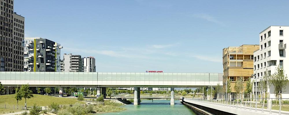 Byggnaden ligger i Seestadt Aspern, ett av Europas största stadsutvecklingsområden, där omkring 10 000 människor redan bor. Området har utvecklats i etapper, där kvarteret vid Seebogen utgör den tredje fasen. Obs! Flera bilder om projektet finns i slutet av artikeln. Foto: IBA Wien, kredit: Paul Ott