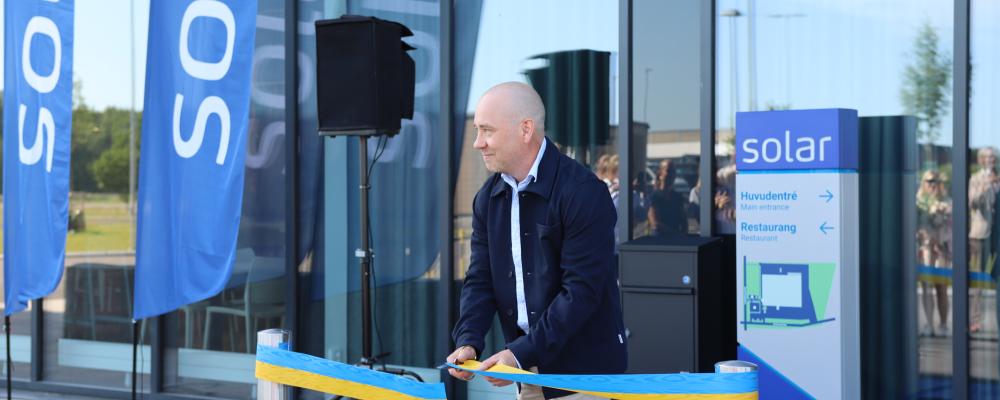 Jonas Widström klipper bandet. Foto: Solar