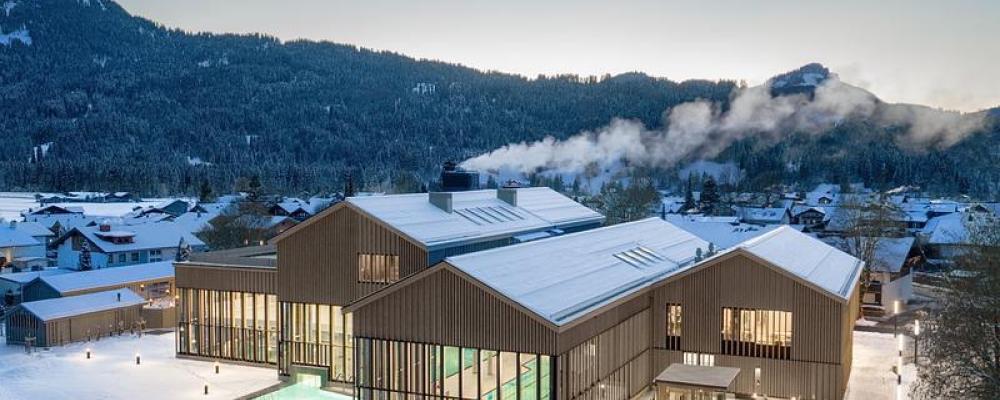 Therme Oberstdorf i Bayern kombinerar alpinsk arkitektur med moderna materialval. Photo credit: @agrob-buchtal.de / David Matthiessen