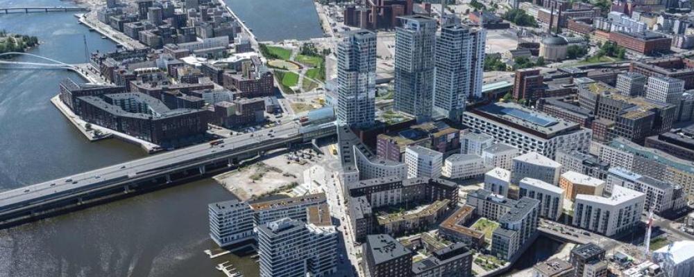 Byggprojektet Fiskehamnen ligger öster om Helsingfors centrum och var tidigare ett viktigt hamn- och industriområde. Området omfattar omkring 170 hektar och räknas som ett av Finlands största stadsutvecklingsprojekt. När utbyggnaden är färdig väntas omkring 30 000 personer bo i stadsdelen.   Foto: Helsingfors Stad. Kredit: Suomen ilmakuva Oy