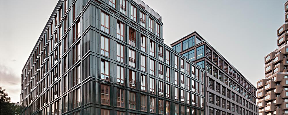 På Norrbackagatan 49 i Vasastan pågår uppförandet av 79 bostäder inom projektet Tile House. Byggnaden är ritad av Kjellander Sjöberg, som har utformat ett platsanpassat infill-projekt på uppdrag av utvecklaren Fokus Nordic. Foto: Johan Fowelin