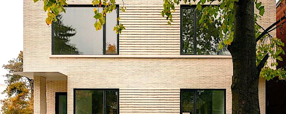 Den gatunära byggnaden har utformats med sadeltak och en arkitektur som anknyter till omgivande villor. Genom att samla flera bostäder i en sammanhållen byggnadsvolym kan projektet öka antalet bostäder utan att bryta mot områdets skala. Obs! Det finns fler bilder av husens interiör i slutet av artikeltexten. Foto: Félix Michaud