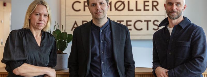 På bild: Vendela Martinac, associerad partner och arkitekt, Fredrik Cavallin, vd och arkitekt, och Mårten Leringe, partner och arkitekt på C.F. Møller Architects. Foto: Nikolaj Jakobsen