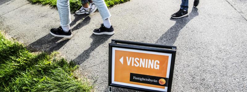 Tomas Oneborg/SvD/TT: Antalet sålda villor och bostadsrätter föll och priserna sjönk på många håll i landet i maj, enligt Svensk Mäklarstatistik. Arkivbild