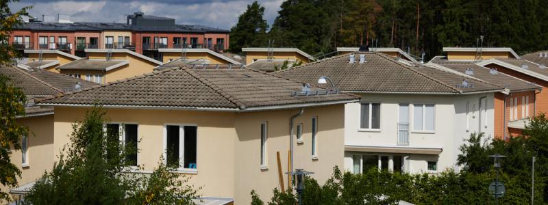 Fredrik Persson/TT: De mörka molnen tornar upp sig på bostadsmarknaden. Allt fler tror på fallande priser. Arkivbild.