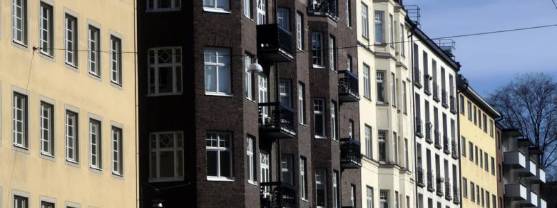 Hasse Holmberg / TT: Priset på bostadsrätter i Stockholm har fortsatt nedåt under december, om än i långsammare takt. Arkivbild.