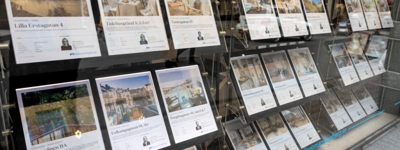 Christine Olsson/TT: Bostadsannonser på ett mäklarkontor. Arkivbild