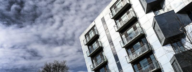 Anders Wiklund/TT: Allt fler bostadsrättsägare uppger att de oroar sig över föreningens ekonomi, enligt en ny rapport från Sveriges bostadsrättscentrum (SBC). Arkivbild.