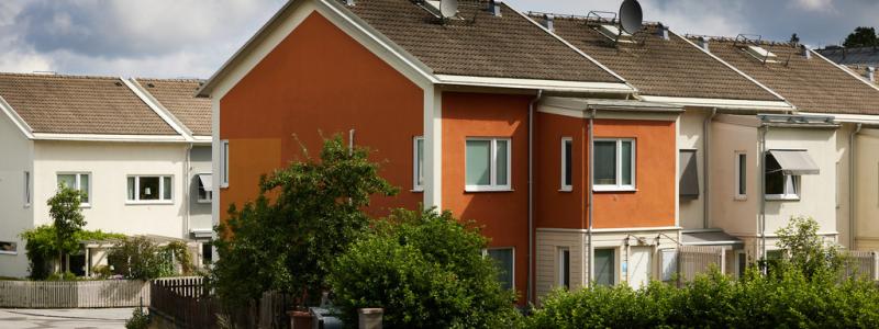 Fredrik Persson/TT: Stigande räntor pressar hushållens ekonomi och bostadspriserna, och det är inte över. Arkivbild.