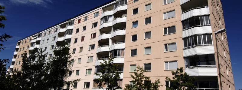 Hasse Holmberg / TT: Inflations- och räntechocken gör det svårt för bostadsbolag och Hyresgästföreningen att komma överens om årets hyreshöjningar. Arkivbild
