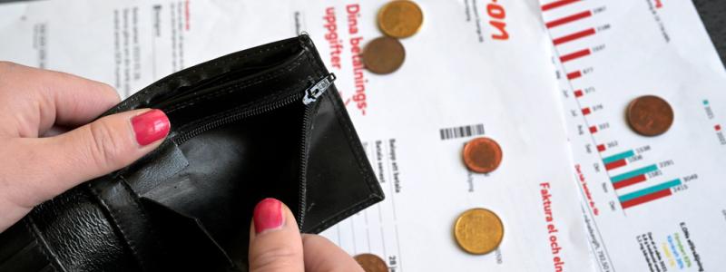 Janerik Henriksson/TT: Inflationseffekten har ätit upp många års reallöner och många hushåll börjar få problem att få pengarna att räcka till, enligt Hyresgästföreningen, som vill se en statlig hyresakut för att hjälpa drabbade att slippa vräkningar från bostaden. Arkivbild