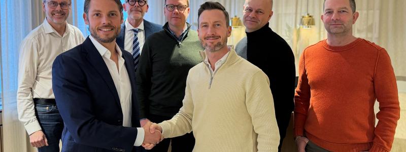 I förgrunden Jonas Jonsson, vd ByggVesta och Jacob Karlsson, vd K-fastigheter Övriga från vänster: Jonas Granström (ByggVesta), Niclas Bagler (K-fast), Magnus Persson (K-fast), Marcus Svensson (ByggVesta) och Bill Ögren (ByggVesta). Pressbild: Byggvesta