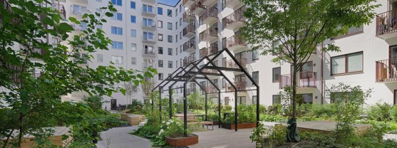 Bild från innergården på Brf Söderdepån med hyresrättsprojektet Persikan mittemot. Foto: Åke Gunnarssson/VUE
