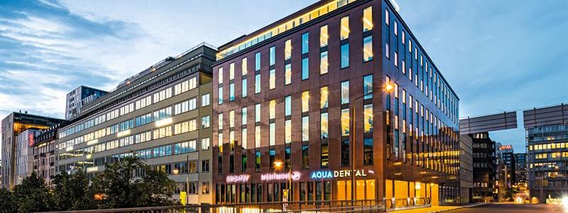 - Sthlm HUB är en fastighet av hög kvalitet belägen i en del av Stockholm som har utvecklats starkt under senare år och som kommer stå sig väl över tid. Med förvärvet fortsätter vi att stärka vår närvaro i Stockholms bästa kommunikationsläge, vilket är helt i linje med vår strategi, säger Johanna Skogestig, vd Vasakronan. Foto: Vasakronan