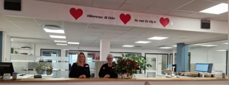 Emma Larsson och Eva-Lott Bussqvist Eriksson står redo att välkomna kunderna i receptionen på Eidar Center. Foto: Eidar