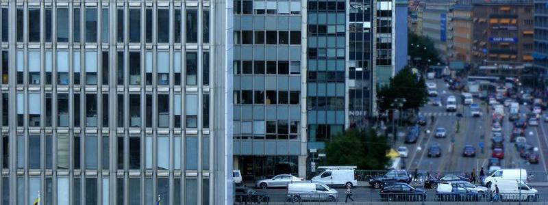 Kontrollanter från Rättvist byggande på oannonserad byggarbetsplatskontroll hos Huge Bostäder. Foto: Huge Bostäder