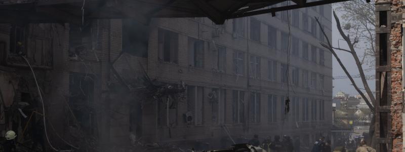 Kontrollanter från Rättvist byggande på oannonserad byggarbetsplatskontroll hos Huge Bostäder. Foto: Huge Bostäder