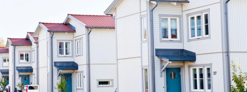 61 procent av bostadsägarna tror att bostadspriserna kommer att stiga på ett års sikt medan 2 procent tror att de sjunker. Av de som tror på stigande bostadspriser, tror 4 av 5 att priserna kommer att stiga med maximalt 5 procent på ett års sikt. Det är i linje med SBAB:s egen prognos över bostadspriserna på samma tidshorisont. Pressbild: SBAB