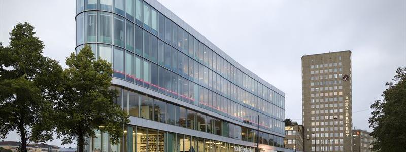Glashuset på Torsgatan i Stockholm där Sveriges museum om Förintelsen öppnar sin första utställning 2023. Museet kommer ligga i lokalen på våningsplanet ovanför Bonniers Konsthall. Foto: Bonnier Fastigheter.