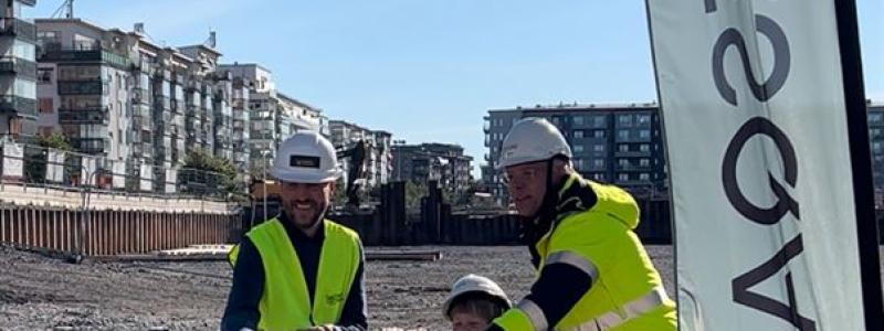 Erik Pelling Magnus Andersson och ung kund. Pressbild: Besqab