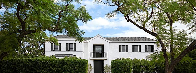 Belägen i Beverly Hills är denna bostad i tre plan hem åt en filmproducent i Hollywood och hans unga familj. OBS! Det finns fler bilder av interiören i slutet av artikeln. Foto: Douglas Friedman.