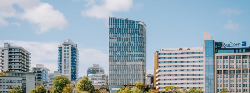 K8 reser sig som ett nytt landmärke i centrala Stavanger. Med 16 våningar och en framträdande glasfasad ger byggnaden kvarteret en ny identitet – utvecklad med hänsyn till både omgivning, skala och stadsliv.

Foto: Schmidt Hammer Lassen, Jack Dempster & Staticus