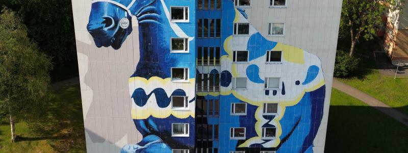 Shai Dahan är känd för sina stora målningar av dalahästar och står bakom muralmålningen av världens största dalahäst i Partille, målad med färg från Flügger. Foto: Flügger