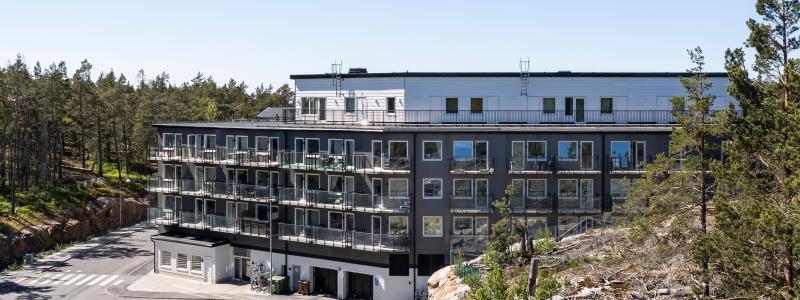 Målet med Skogshusen i Nacka har varit att skapa något som växer med naturen och smälter in i sin omgivning. Till fasaderna har man därför valt fasadskivor från Rockpanel, i två grå nyanser som samspelar med både varandra och miljön runtomkring. Pressbild: Rockpanel