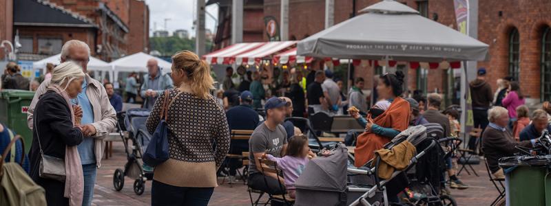 Vy över Hamnpromenaden mot väster, med den nya stadsdelen till höger och den gamla stadskärnan i fonden. Foto: Norrtälje kommun