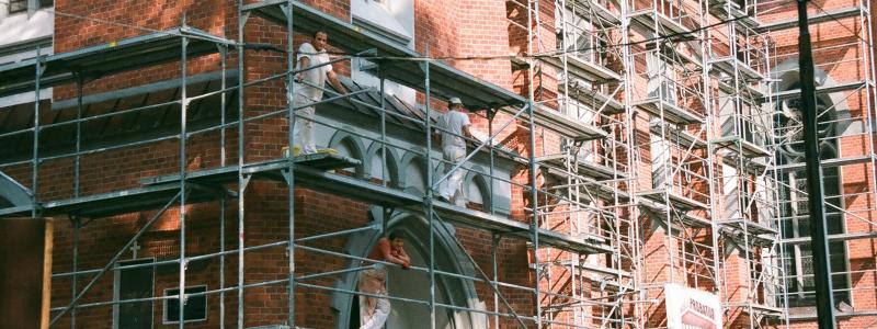 Att arbeta på en byggnadsställning är riskabelt. Man bör därför välja en av organisationen Ställningsföretagen (STIB) auktoriserad ställningsentreprenör som kan bygga säkra ställningar.