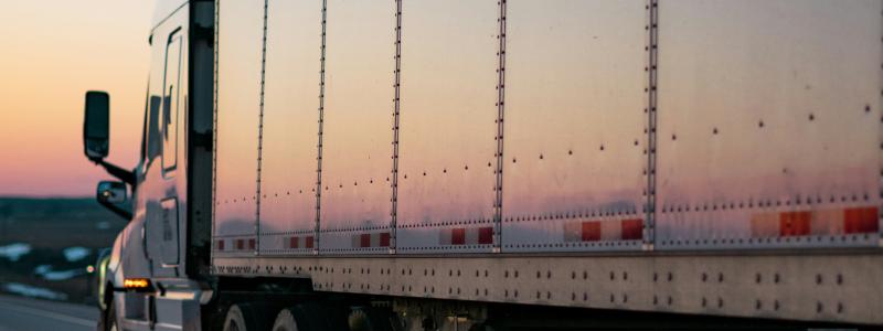 Lastbil körandes på väg.Foto:  Caleb Ruiter / Unsplash