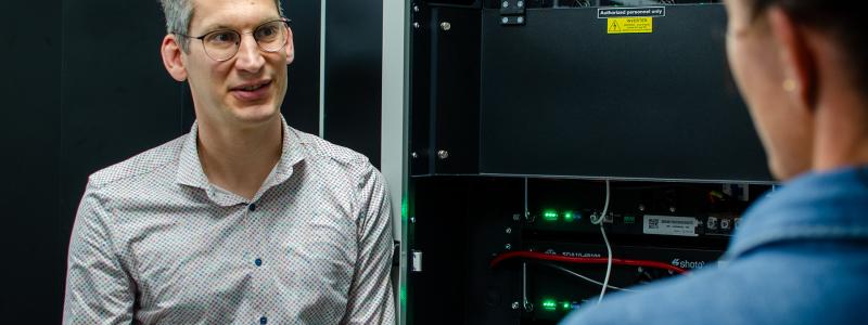 Daniel Scheffold visar hur energilagring fungerar på plats vid en batterianläggning i en företagsfastighet. Foto: Anna-Karin Jeppsson